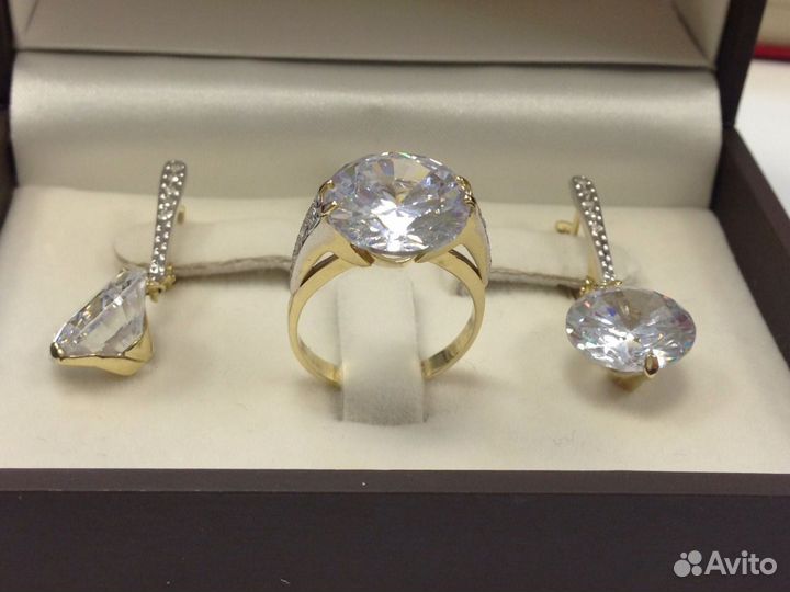 Комплект из золота с бриллиантами