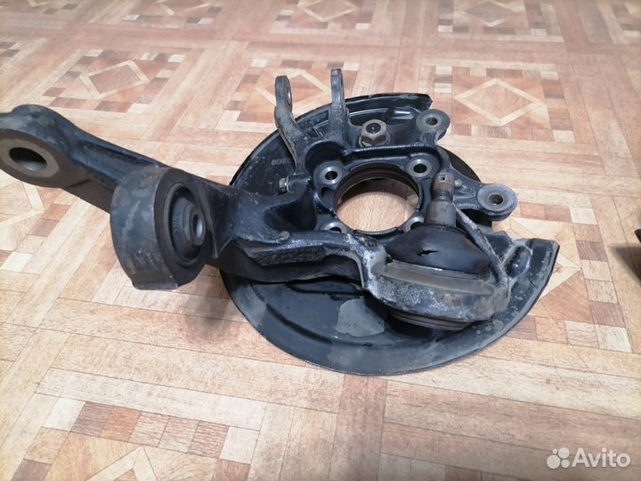 Кулак поворотный задний Toyota Avensis T250