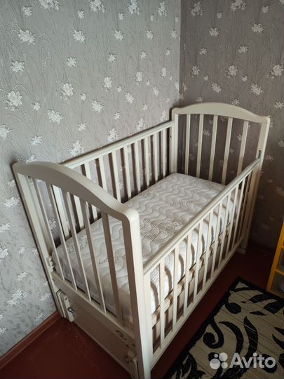 Детская кроватка с продольным маятником