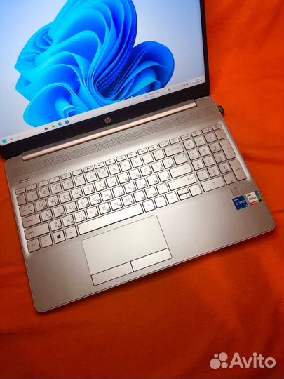 Свежий ноутбук HP яркий LED экран i5-1135G7