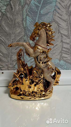 Лошадь керамическая интерьерная статуэтка