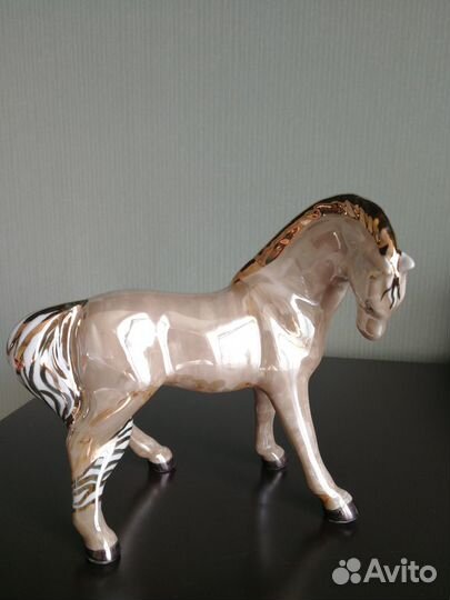Фарфоровые статуэтки лошадки