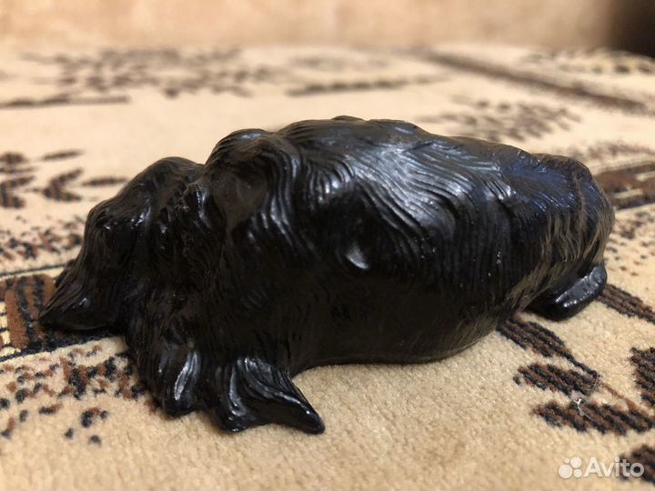 Статуэтка лежащая собака