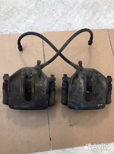 Суппорт передний Мерседес W124(1001)