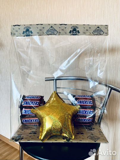 Сладкий подарок (гантель из конфет)