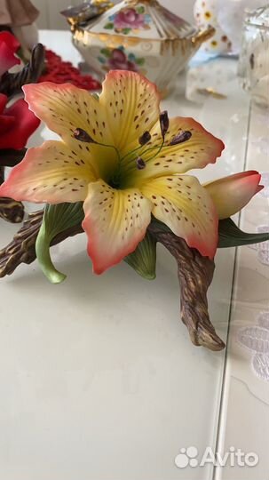 Шкатулка. Гжель. Декор Лилия, Роза и др