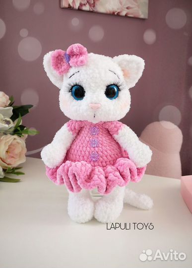 Вязаная плюшевая игрушка кошка. Котенок