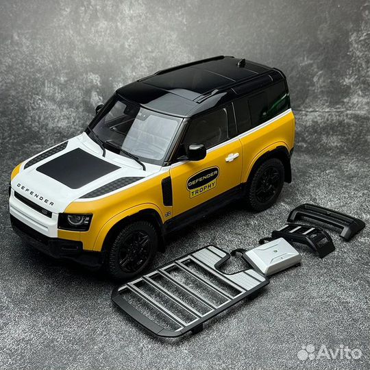Land Rover Defender 90 Trophy Edition 1:18 Almost