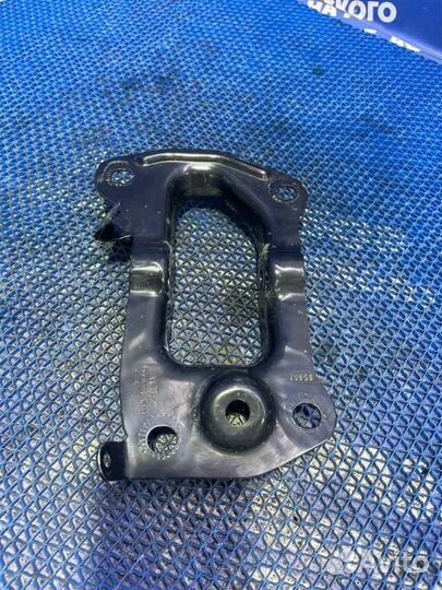 Крепление рычага подвески Volkswagen Passat B7