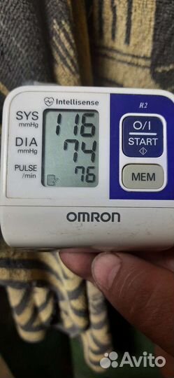 Тонометр на запястье omron