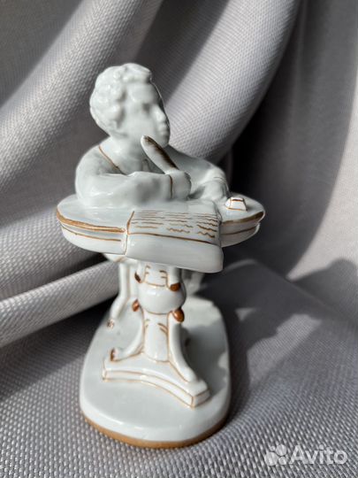 Фарфоровая статуэтка 