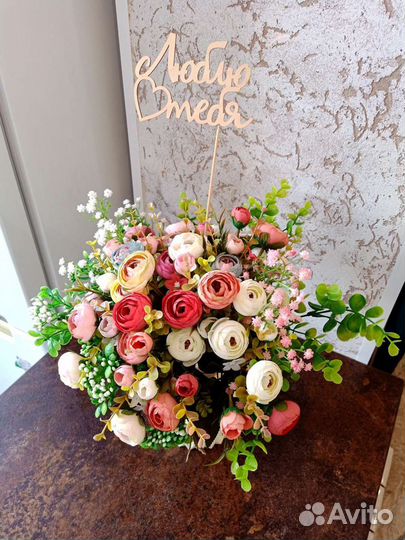 Интерьерная композиция из искусственных цветов