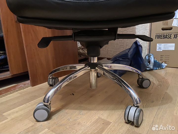 Кожанное кресло