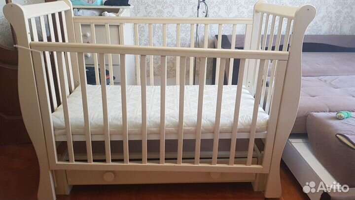 Детская кроватка с маятником и ящиком