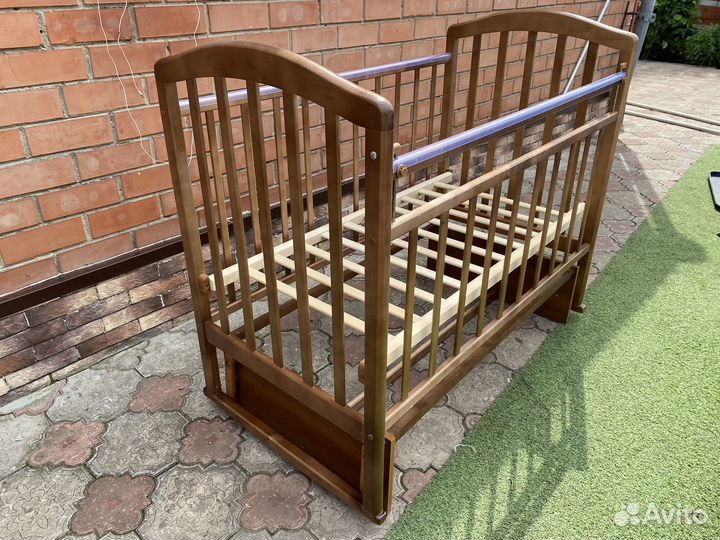 Детская кроватка с маятником