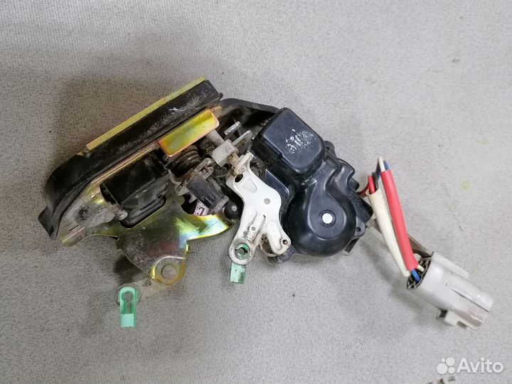 Замок двери задней левой Toyota Corona ST190 1994