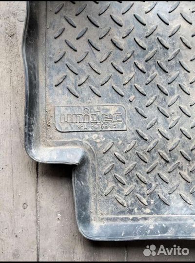 Резиновые коврики в авто