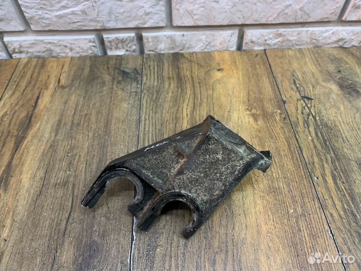 Opel mokka Кронштейн крепления троса кпп