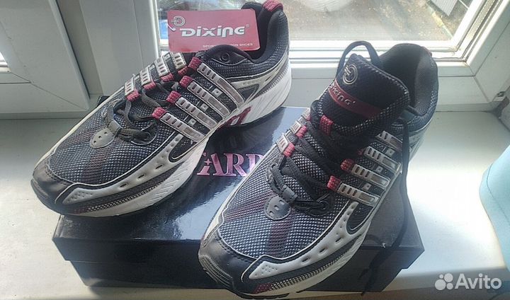 Кроссовки спортивные