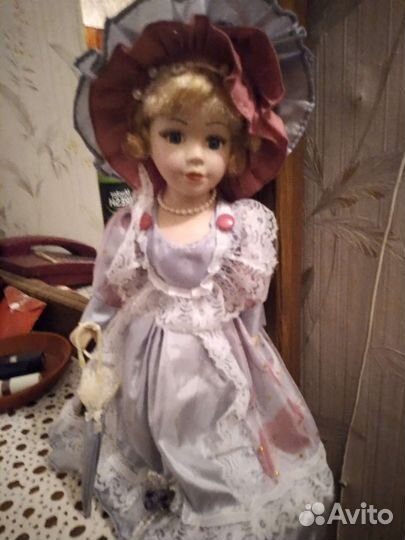 Кукла фарфоровая