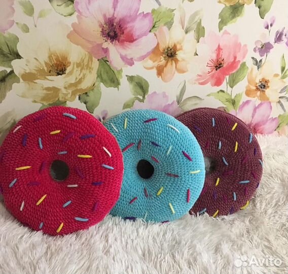 Вязанный пончик-подушка