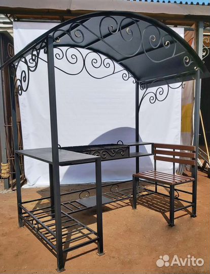 Мангальная зона с крышей в наличии