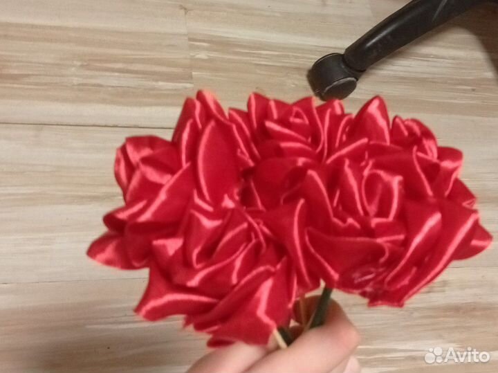 Розы из атласных лент
