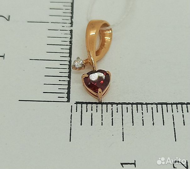 Золотая подвеска с камнем