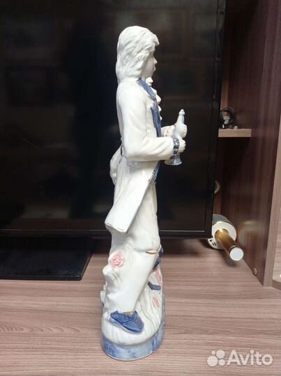 Фарфоровая скульптура большая
