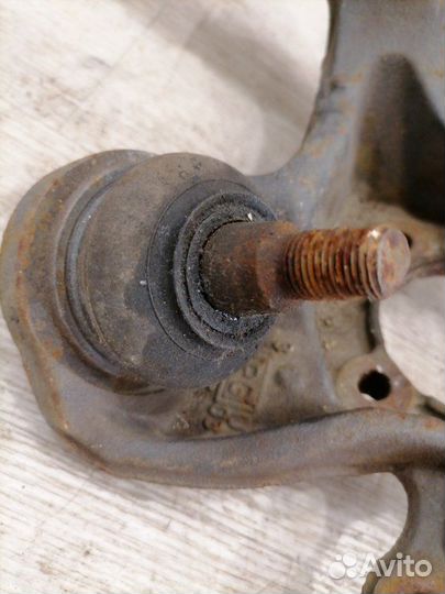 Цапфа задняя левая Toyota Avensis T25 2AZ-FSE