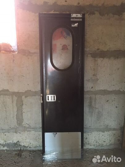 Дверь маятниковые