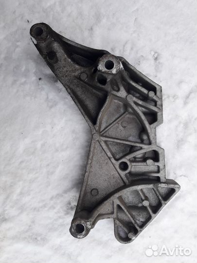 Кронштейн опоры двигателя правый VAG 1.8 tsi CDA