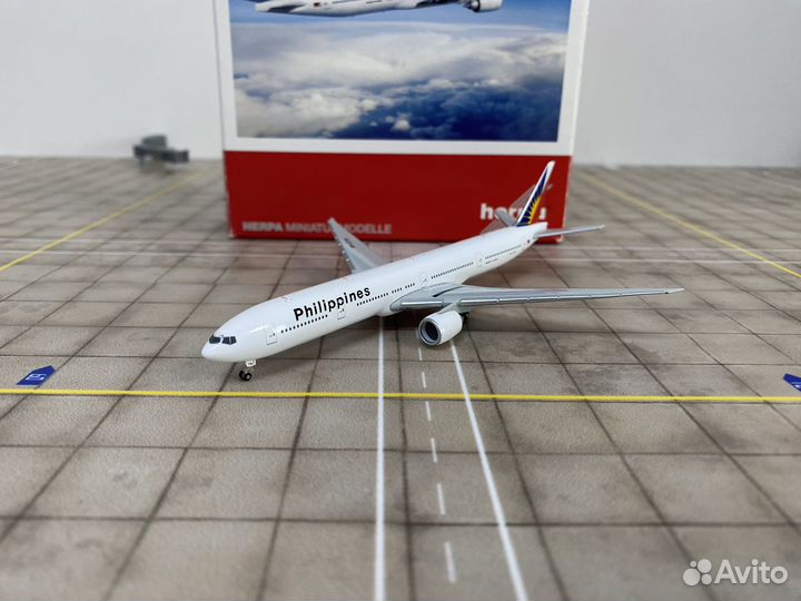 Модель самолета 1/500 боинг 777 филипинский