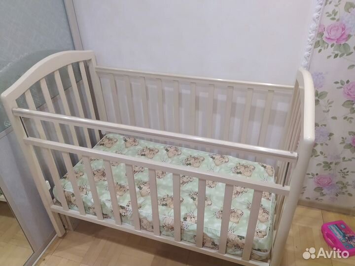 Детская кроватка с маятником