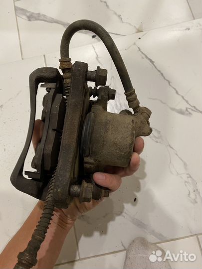 Суппорт передний левый mitsubishi colt 5