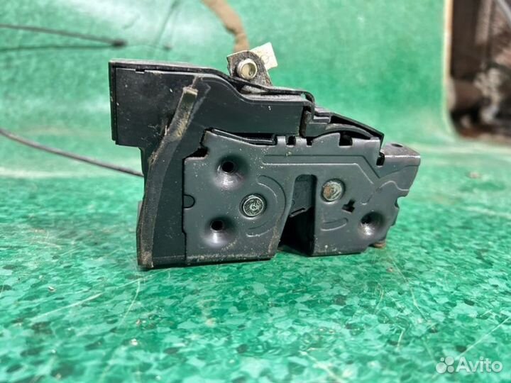 Замок боковой двери передний правый Mazda 3 BK 1.6