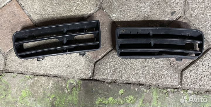 Решетки бампера (левая+правая) VW Golf 4