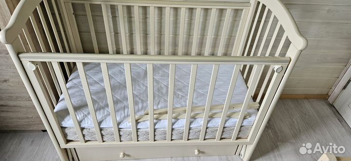 Детская кроватка с маятником и ящиком