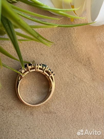 Золотое кольцо с сапфиром и топазами