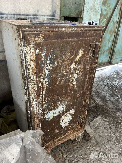 Сейф старинный
