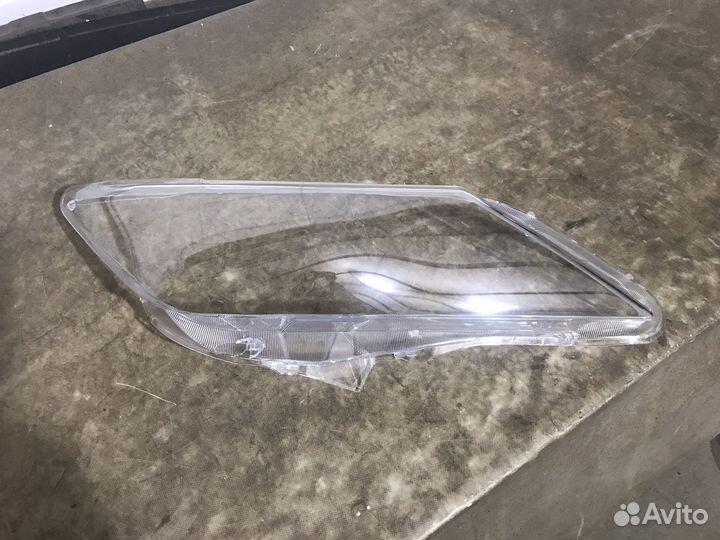 Стекло правой фары Toyota Camry 50