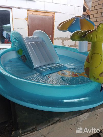 Продаю детский бассейн с горкой и распылителем
