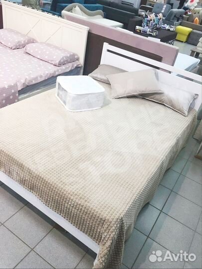 Кровать массив