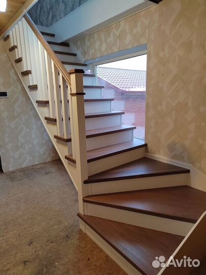 Лестница из ясеня на металлическом каркасе