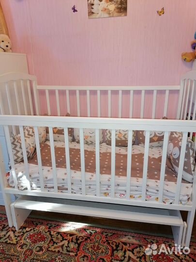 Детская кроватка с маятником