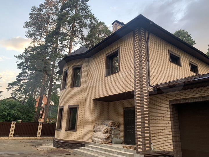 Коттедж 311 м² на участке 12 сот.