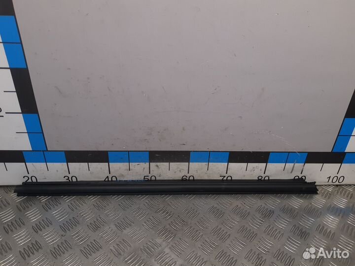 Б/У Накладка стекла переднего правого внутр MB