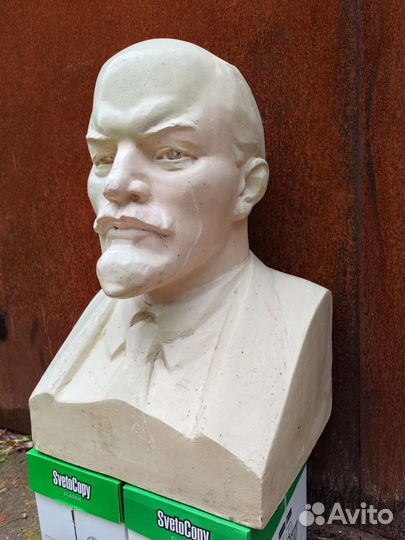 Огромный бюст Ленина