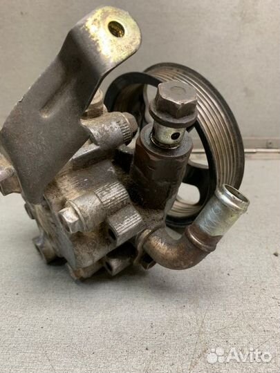 Насос гидроусилителя руля Toyota Avensis T250