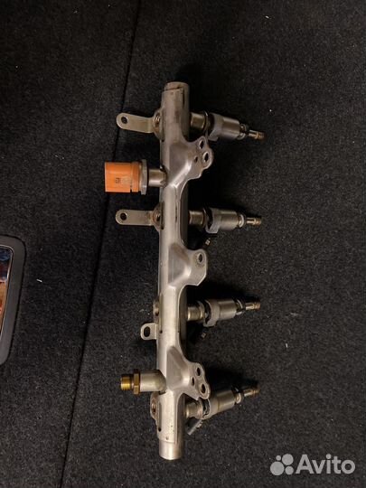 Топливную рампу в сборе с форсунками passat b7